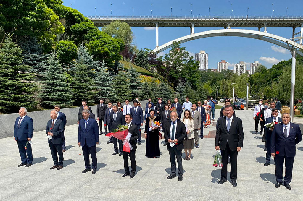 Ankarada Magtymguly Pyragynyň ýadygärligine gül goýmak dabarasy boldy