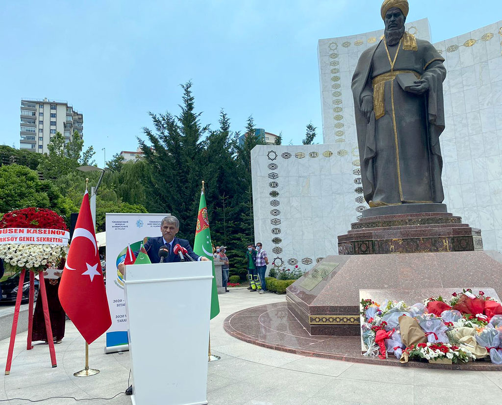 Ankarada Magtymguly Pyragynyň ýadygärligine gül goýmak dabarasy boldy