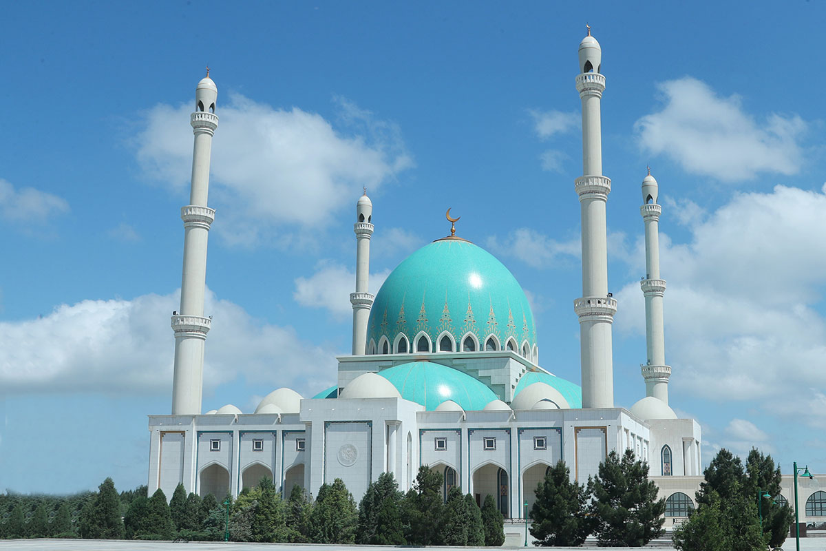 The President of Turkmenistan gives traditional food donation in Gyoktepe Mosque 