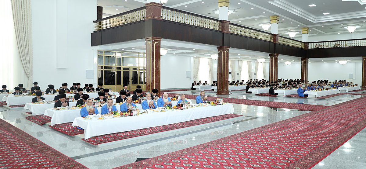 The President of Turkmenistan gives traditional food donation in Gyoktepe Mosque 