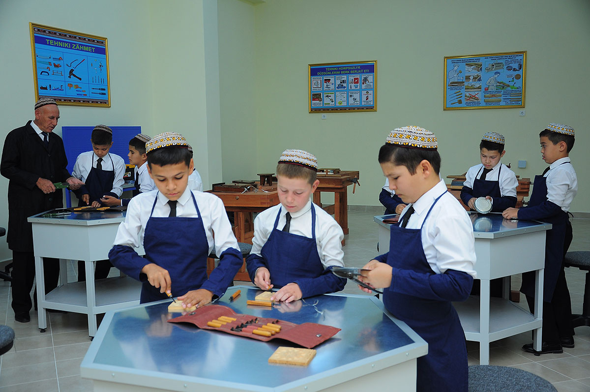 Textile enterprises of Turkmenistan supplies school uniform to retail store chain
