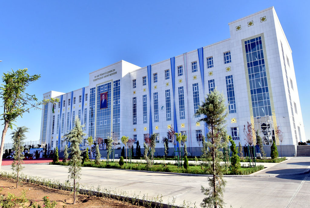 Okuw ýylynyň ilkinji güni täze mekdepler işigini giňden açdylar