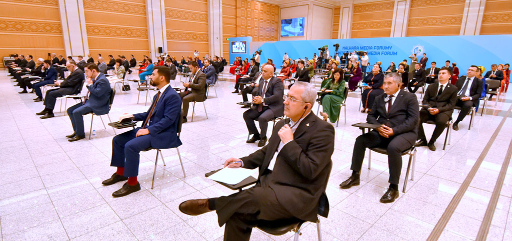 Daşary ýurtly hyzmatdaşlar bilen nobatdaky wideoduşuşyklar