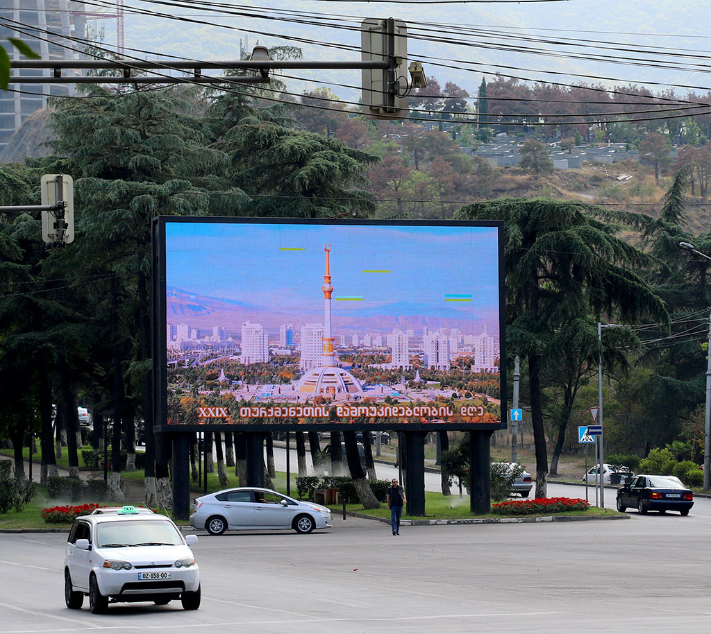 Video about the life of modern Turkmenistan is broadcast on monitors in the center of Tbilisi