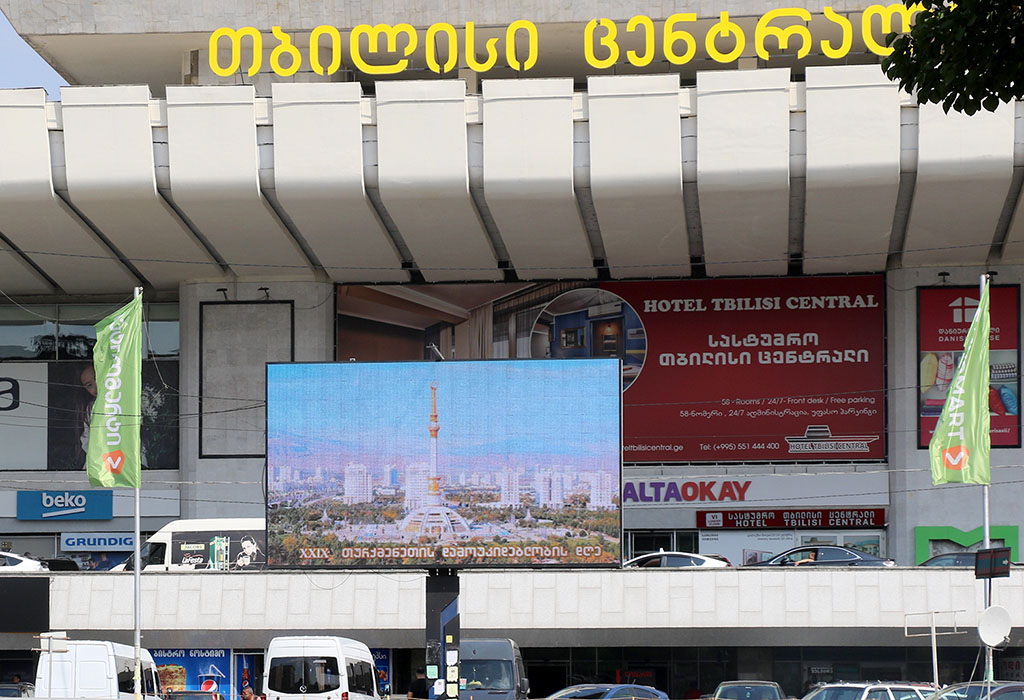 Video about the life of modern Turkmenistan is broadcast on monitors in the center of Tbilisi