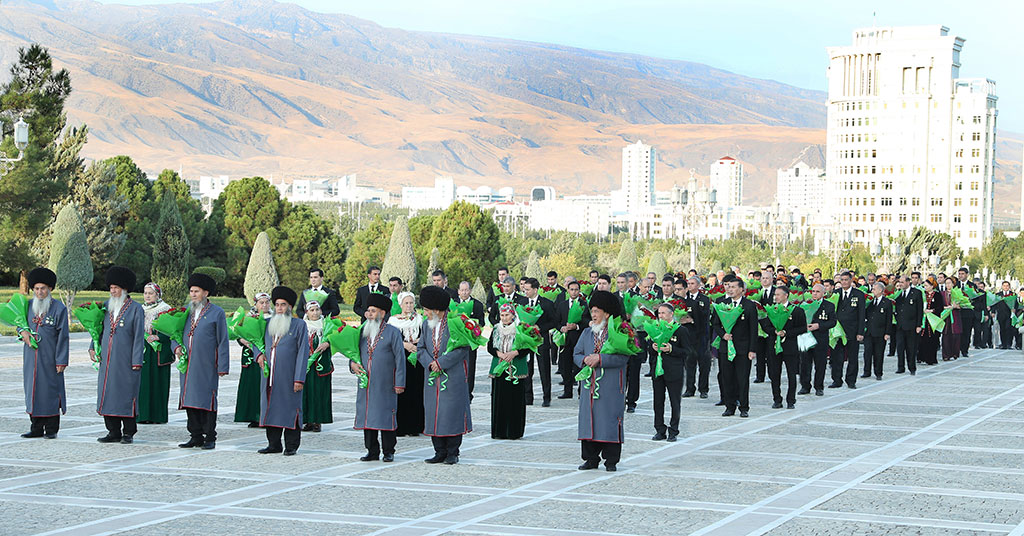 Turkmen leader lays flowers to the Monument of Independence 