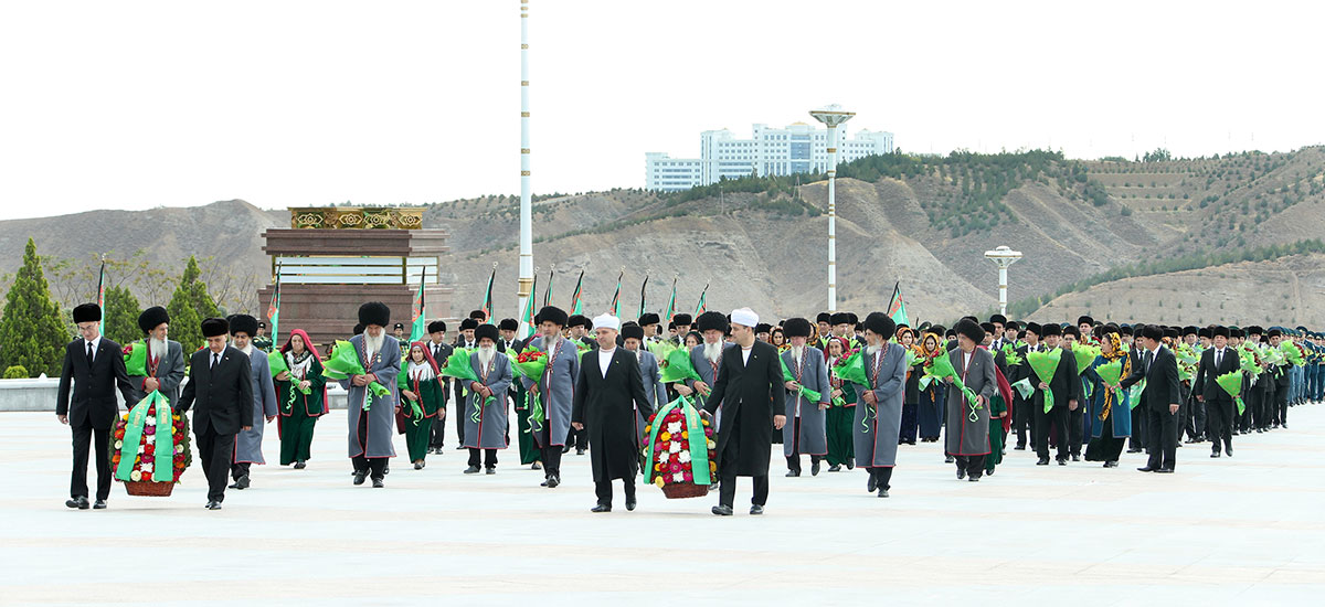 The President of Turkmenistan lays flowers to the monuments of People’s Memory Memorial Complex 