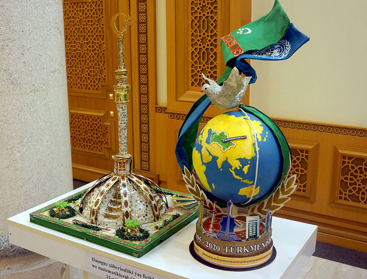 Ýaşajyk nakgaşlaryň baýramçylyga bagyşlanan işleriniň sergisi