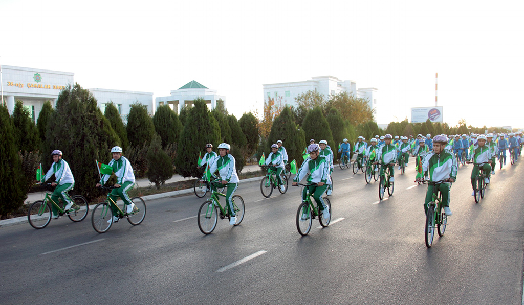 Mass cycling ride is held in Dashoguz