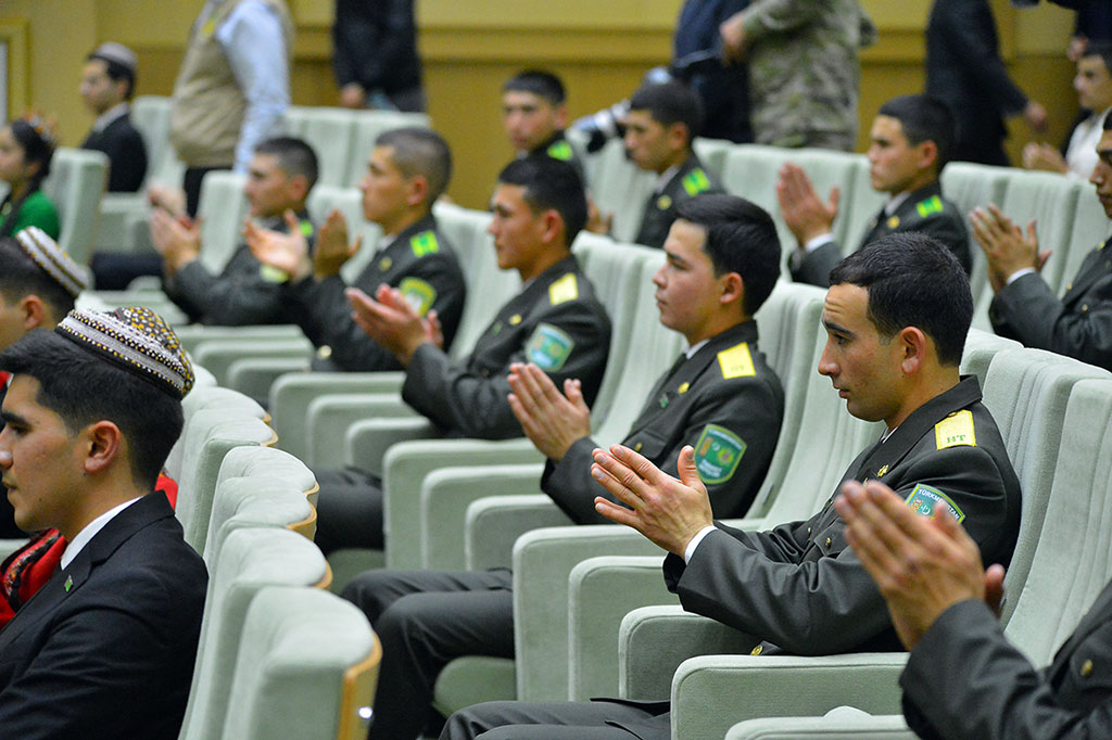 Ashgabat honours activists of the youth movement