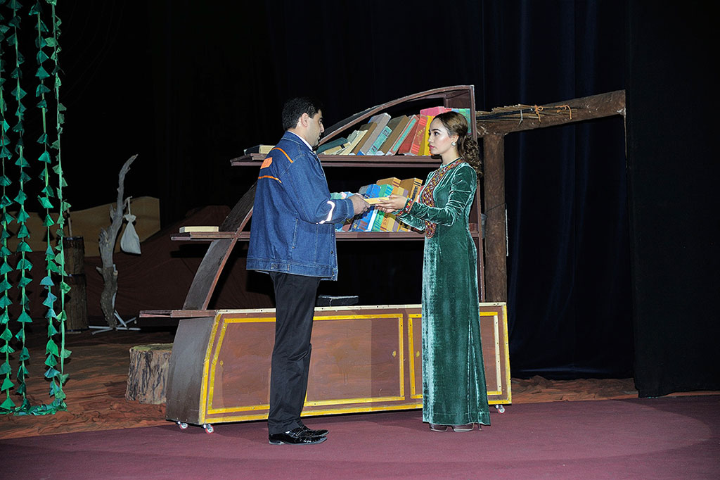 Baş drama teatry: bagty gelen Şemşat Kasymowa 