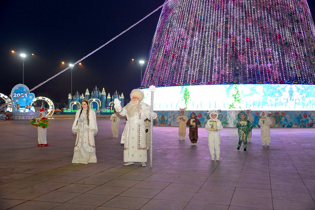 Засияли огнями новогодние елки Туркменистана 